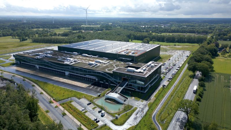 With 30 years of experience in contracting, RheinEnergie AG is creating a distribution centre for Levi Strauss & Co.